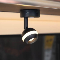 Foco de superficie orientable negro de intensidad regulable con usb-c 12v 3.000k 250lm y luz de ambiente