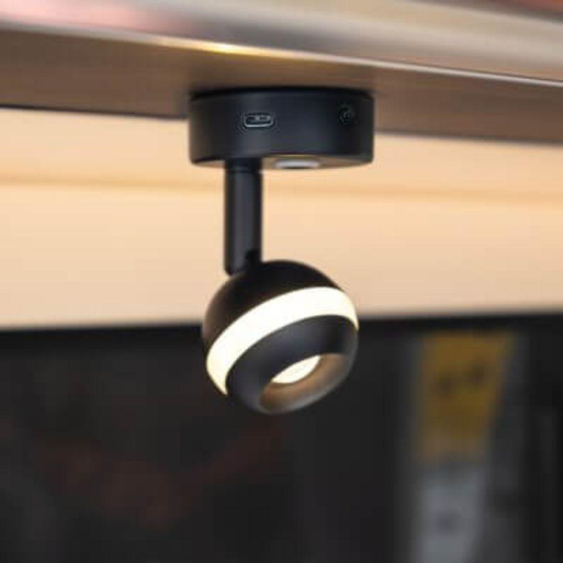 Foco de superficie orientable negro de intensidad regulable con usb-c 12v 3.000k 250lm y luz de ambiente